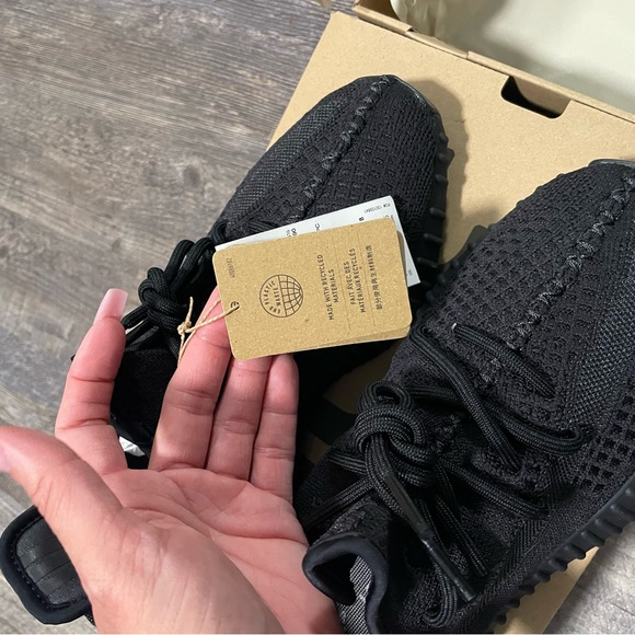 Adidas Yeezy Boost 350 v2 - Picture 4 of 6
